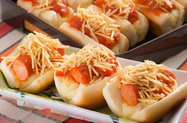 Mini cachorro-quente com purê e batata palha