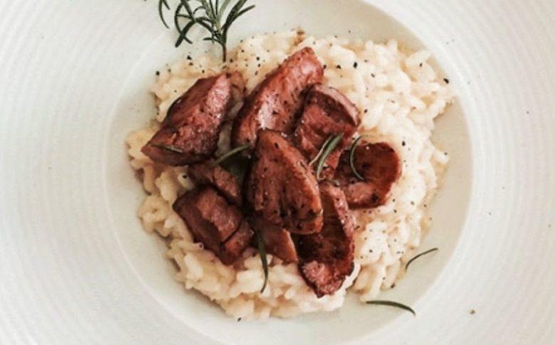 Risoto de filé mignon suíno ao shoyu e alecrim