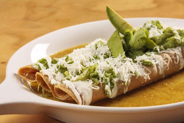 Panqueca com o molho de queijo