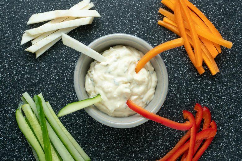 Palitos de legumes com requeijão com talos de couve