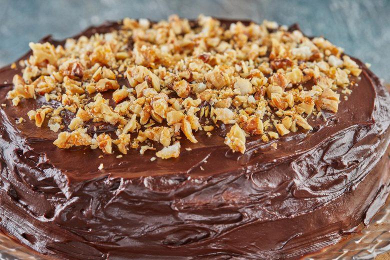 Bolo de chocolate com recheio de nozes
