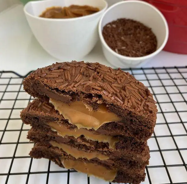 Cookie de chocolate com recheio de churros