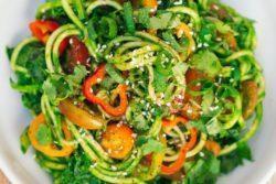 Spaghetti de legumes com molho tahine, falafel e granola