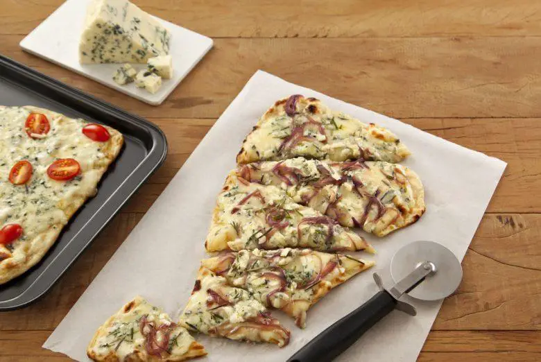 Pizza caseira com mussarela, cebola e queijo Azul