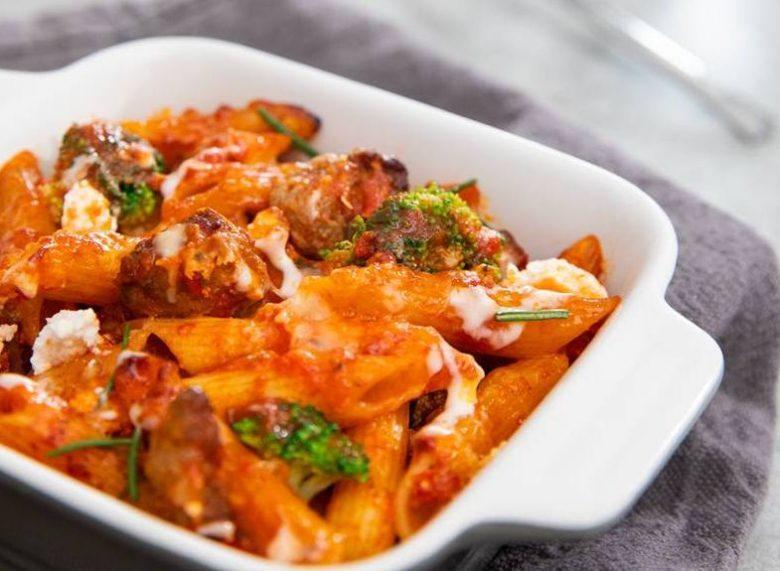 Penne Rigate ao forno com linguiça e brócolis