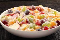 Salada de frutas com creme de jatobá