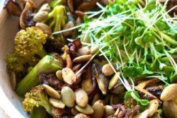 Salada de quinoa, brócolis, shiitake e granola