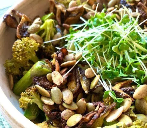 Salada de quinoa, brócolis, shiitake e granola