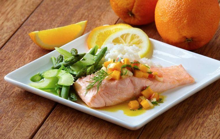 Salmão ao suco de laranja com pico de gallo de manga