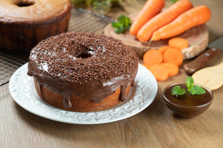 Bolo de cenoura com brigadeiro quente