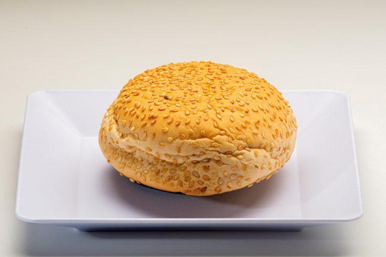 Pão com hambúrguer e gergelim