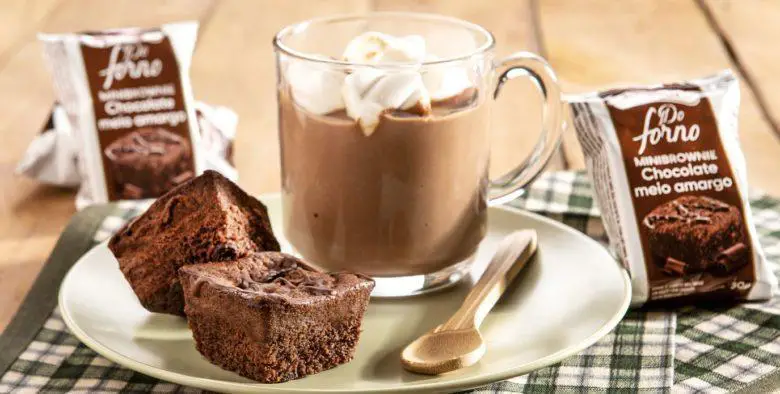 Chocolate quente coberto com pedaços de brownie