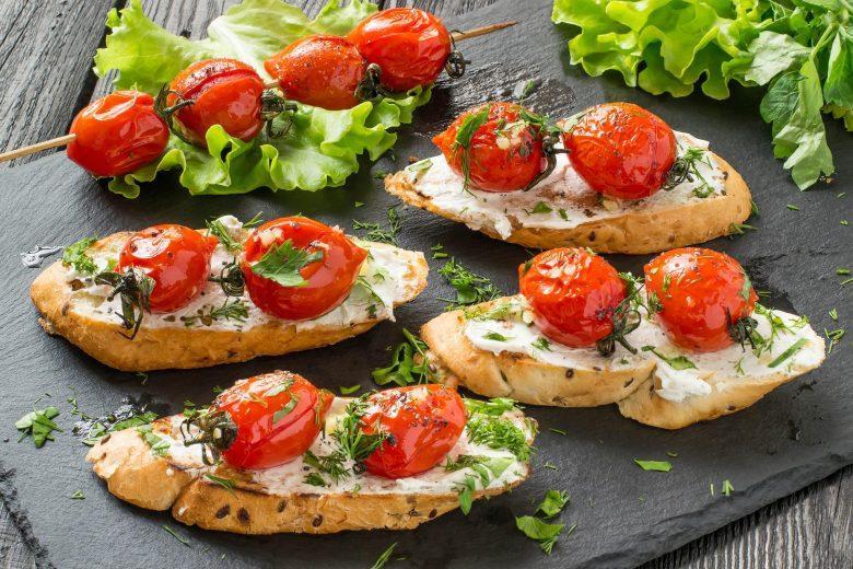 Bruschetta de mussarela de búfala com tomate