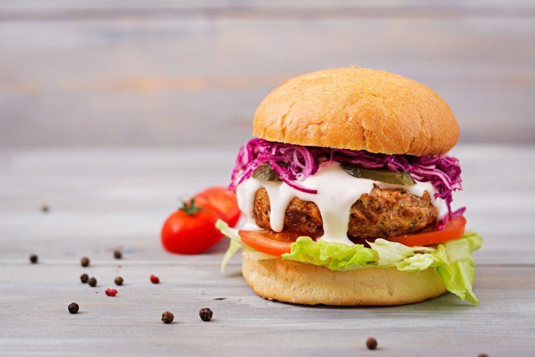 Hambúrguer com molho cremoso