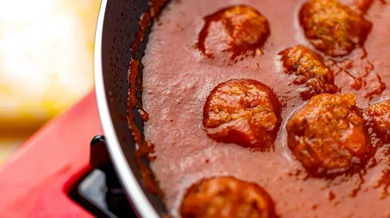 Espaguete ou talharim ao molho de tomate com mini almôndegas