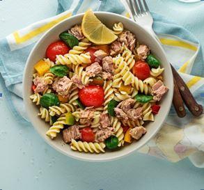 Salada de macarrão com enlatados