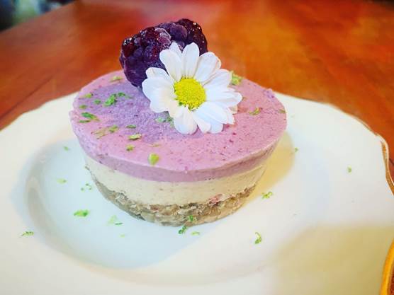 Cheesecake raw vegano com flores comestíveis 