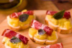Bruschetta de copa com molho de abacaxi e mostarda