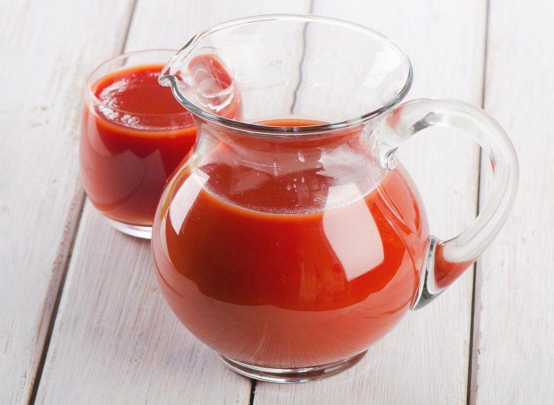 Suco de tomate pelado