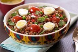 Salada de arroz, tomate e manjericão