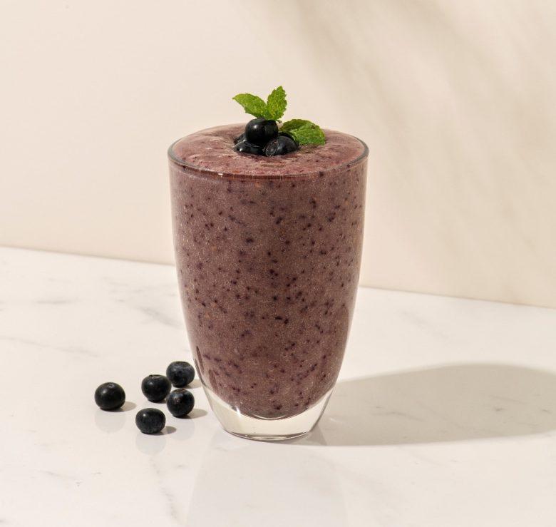 Shake proteico de açaí com pasta de amendoim