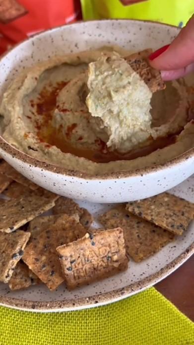 Hummus de feijão com cracker