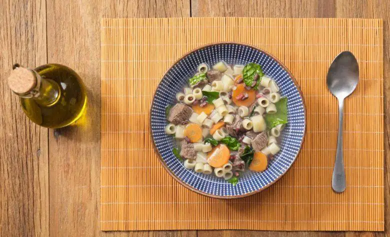 Sopa com brócolis, batatas e mandioquinha com macarrão