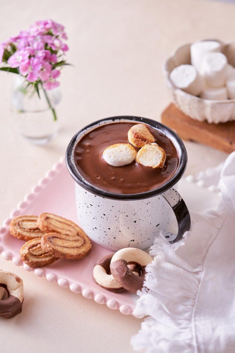 Chocolate quente com canela e marshmallows