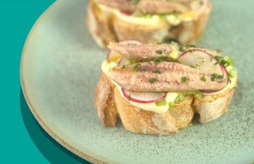 Bruschetta de sardinha com maionese de atum