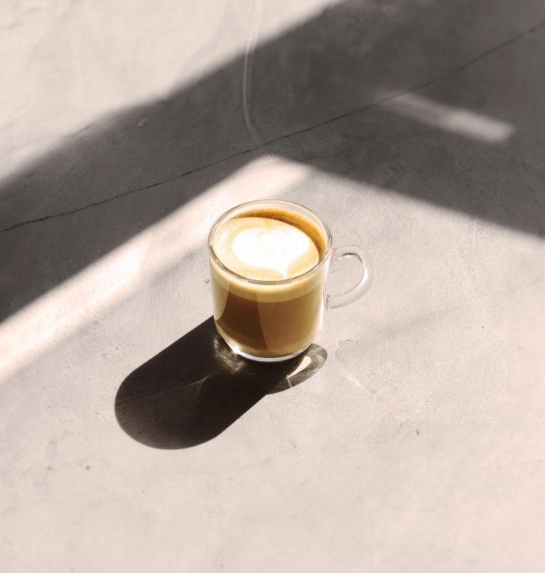 Drink alcoólico feito com whisky, café e NotMilk