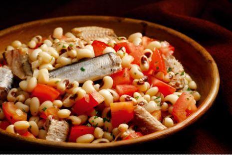 Saladinha de feijão fradinho e sardinha
