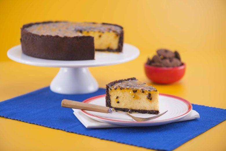 Torta mousse de maracujá com rosquinha de chocolate