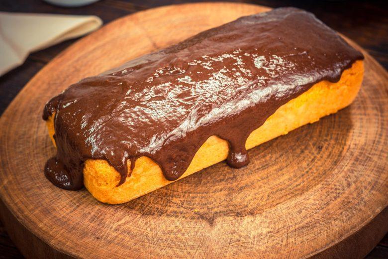 Bolo de cenoura com chocolate e canela