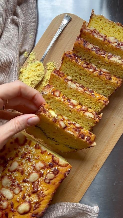 Pão de fubá com pesto caseiro