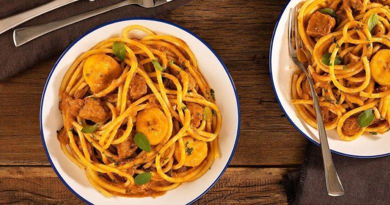 Bucatini ao molho de pernil e banana-da-terra