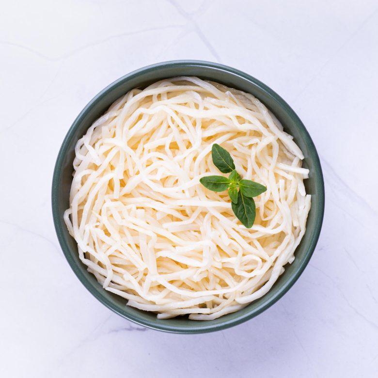 Espaguete de pupunha ao molho pesto