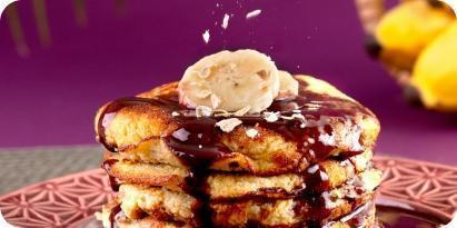 Panqueca de banana light com calda de açaí 