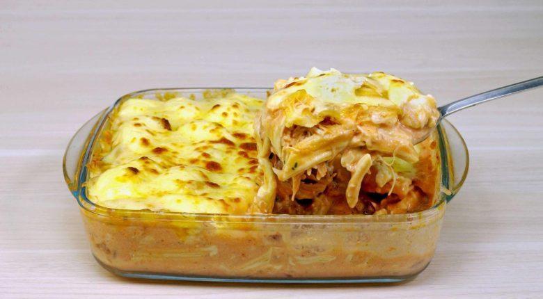 Penne gratinado ao molho rosé com bacon crisp e frango