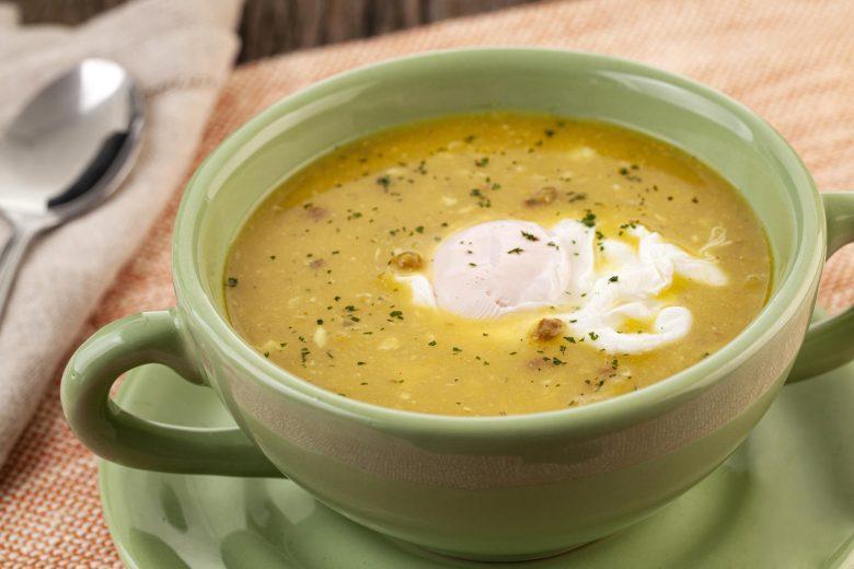 Sopa com ovo pochê