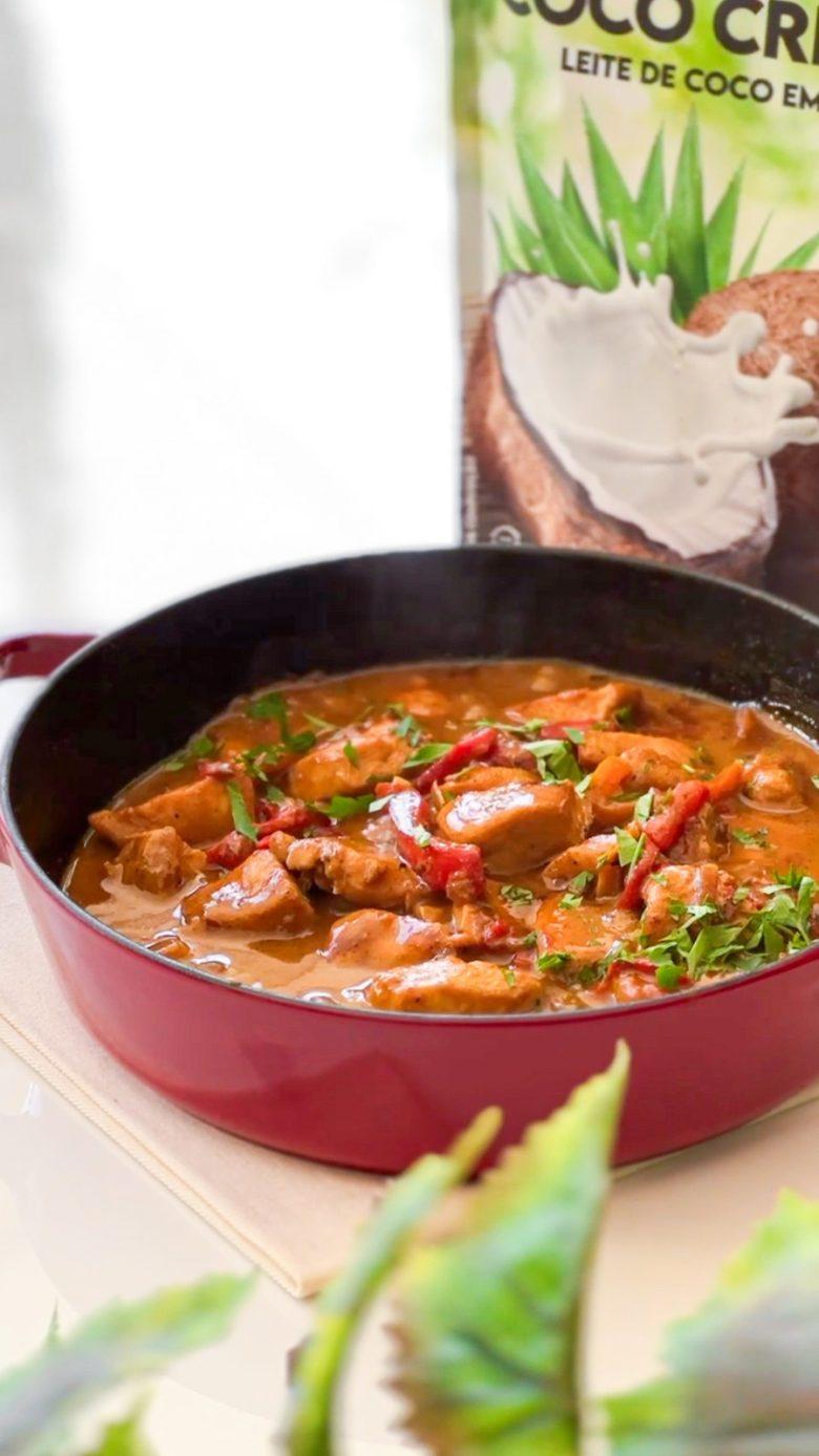 Frango ao molho de curry e coco