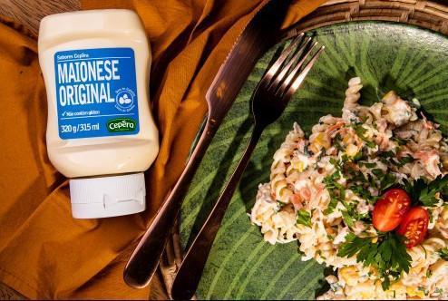 Salada de macarrão com frango desfiado