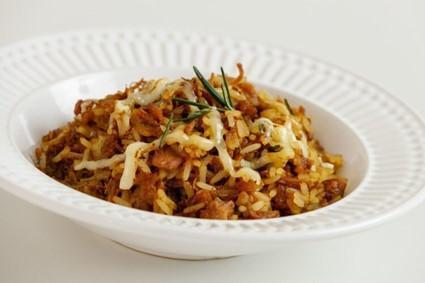 Arroz de forno com cebola caramelizada