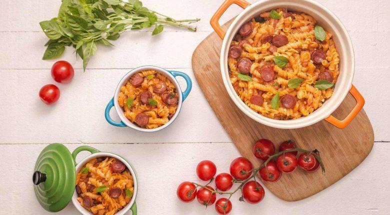 Macarrão com calabresa de uma panela só