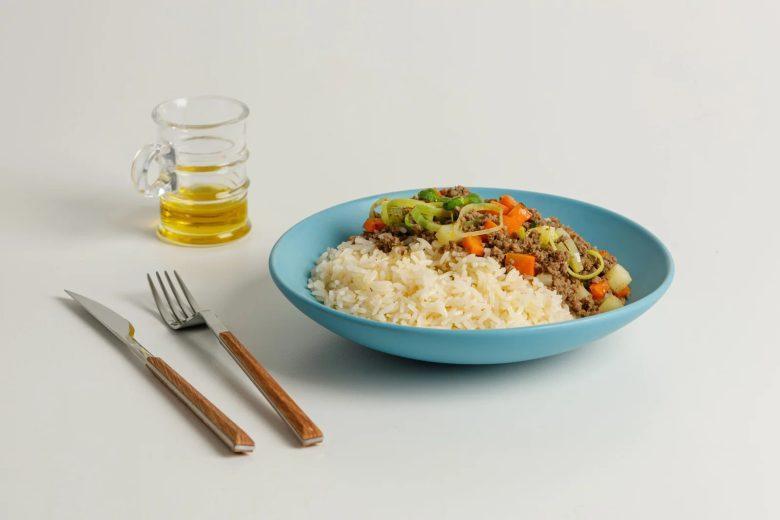 Arroz com carne moída e legumes