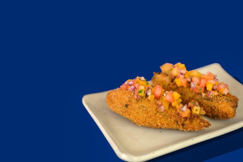 Sardinha empanada com vinagrete de pimentão