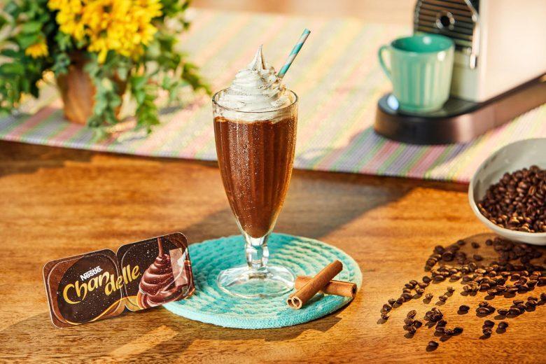 Bebida gelada de Chandelle e café 