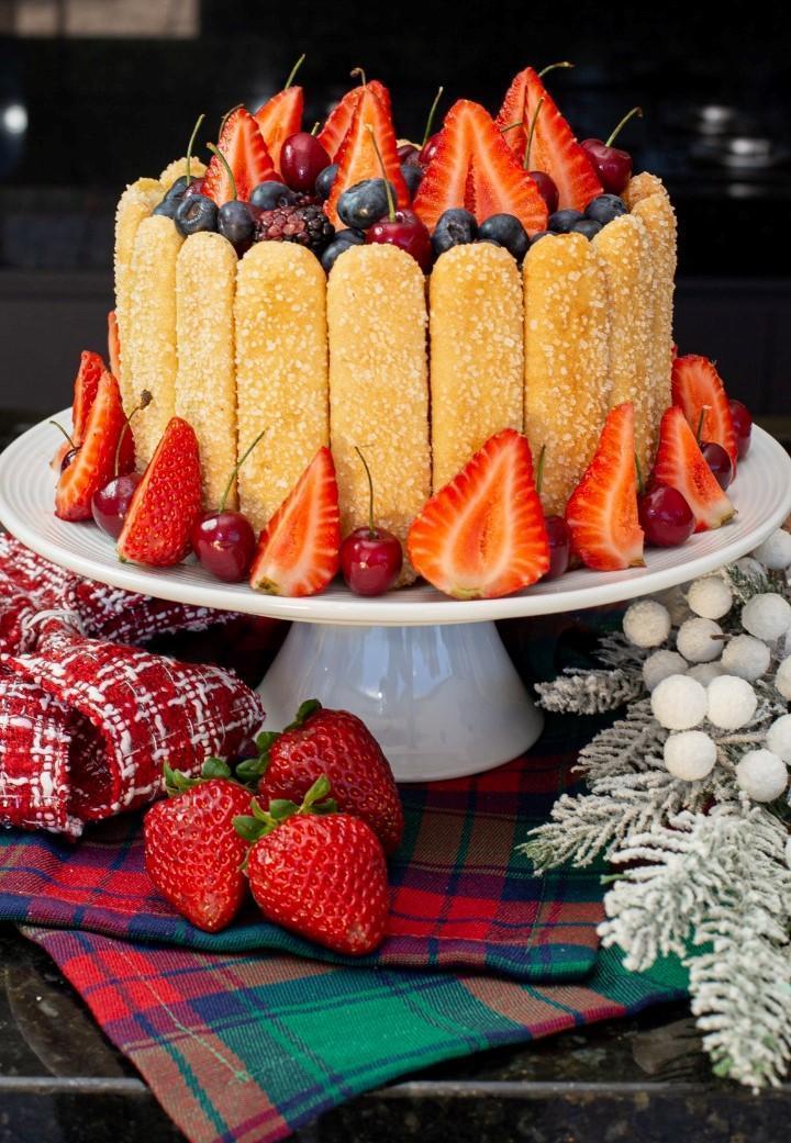Charlotte com frutas vermelhas