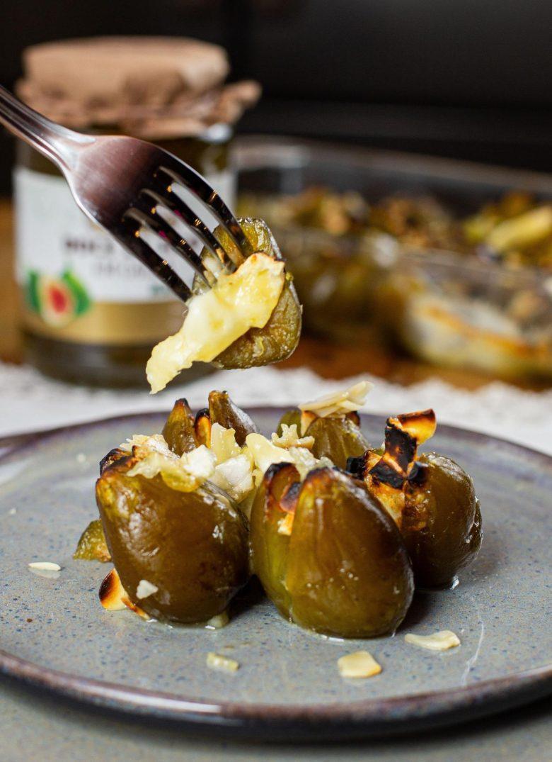 Figo com queijo brie e amêndoas