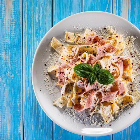Talharim com bacon e molho branco