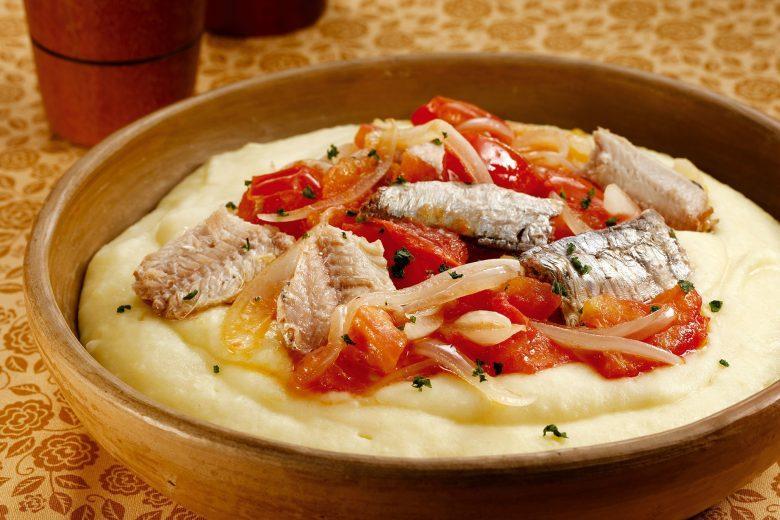 Purê cremoso de macaxeira com sardinha